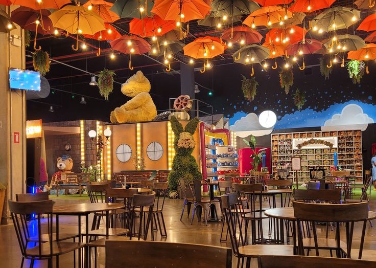 Festive Makeover: Turn Your Restaurant into a Seasonal Wonderland