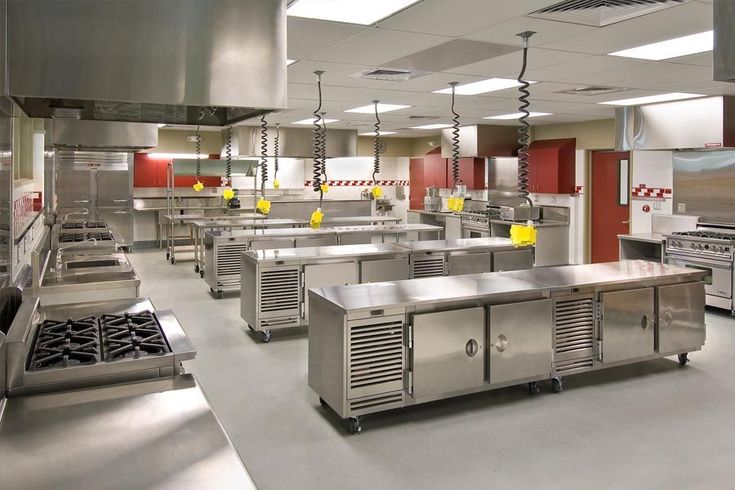 Choosing the Right Restaurant Model: QSR vs. Cloud Kitchen